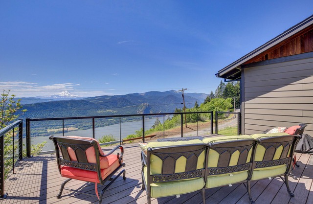 ¡NUEVO! Modern Underwood Home w / Deck & Mt Hood Views
