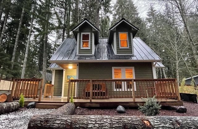 Mt Rainier One Bedroom + Loft Cabin with Hot Tub