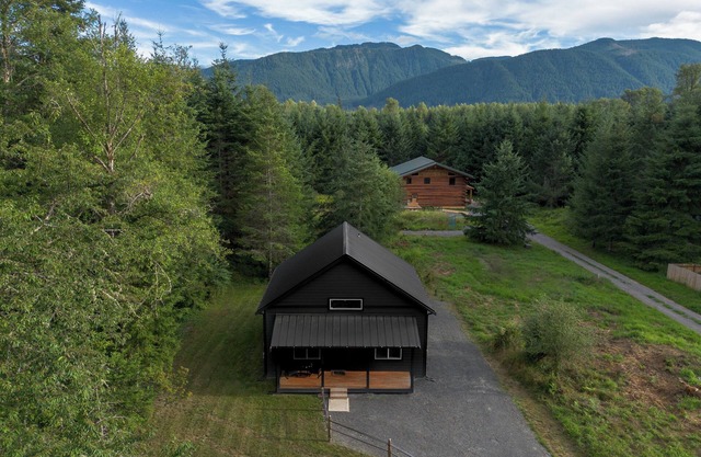 Mt Rainier Retreat-Views, Hot tub, EV, Heated deck