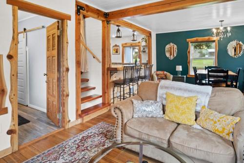 Mt Rainier Retreat with Spa Bathroom-Hot Tub-Fireplace