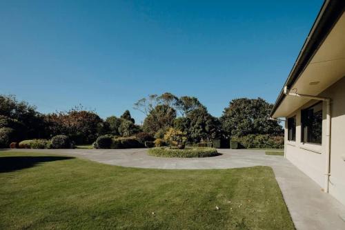 Mt Taranaki Vista - rural escape with scenic views