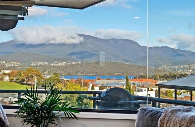 Mt View Large Home Sleeps 10, 15min to CBD/Airport
