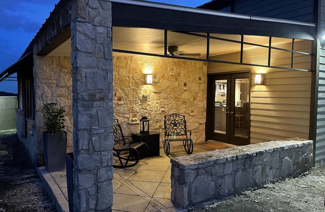 Mt Villa Home - Hill Country Retreat