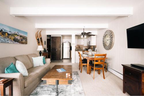 MTN View - Close to Lifts - Heated Pool - Copper