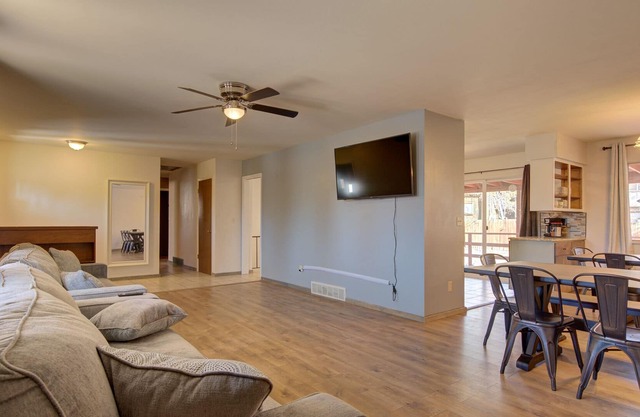 MTN Views King Beds, by Park, close to Downtown
