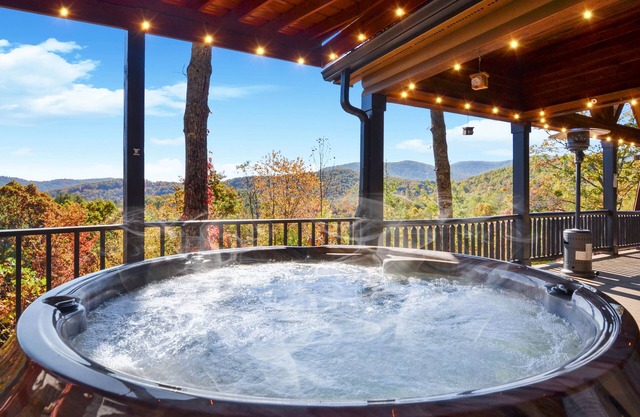 MTN VIEWS! Modern Cabin, Hot tub, Games, Families!