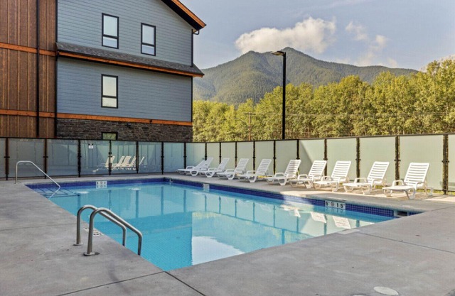 Mtn Views | Outdoor Pool & Hot Tub | Corner Condo
