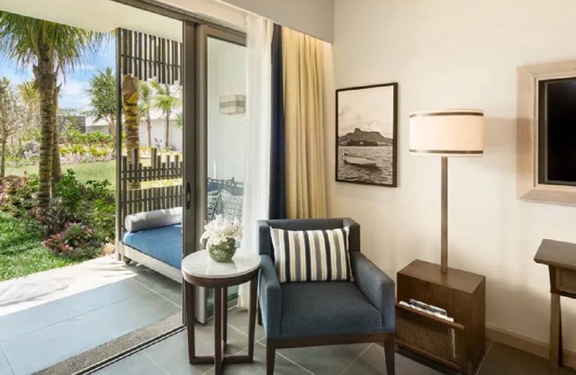 Walking Distance to La Cambuse Beach! Pool, Spa, Beachfront and Free Parking!