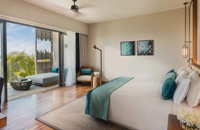 Best Enjoyed with the Family! Pool, FREE Parking, Close to Blue Bay Beach!