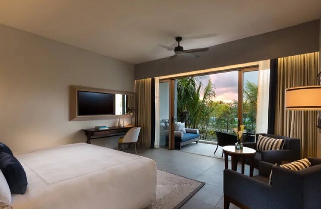 Dive Into Your Best Summer Vacation! Free Parking, Onsite Pool, Beachfront!