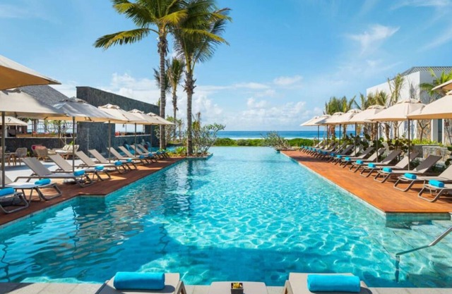 High Tides & Good Vibes! Garden View, Outdoor Pool, Spa Center & Free Parking!