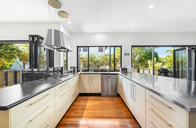 Mudjimba Shores - Modern Coastal Bliss for Families & Dogs