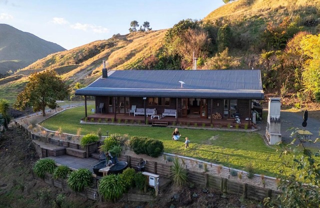 Muirs Reef Lodge, Kinloch holiday home Lake Taupo. Private mountain & lake views