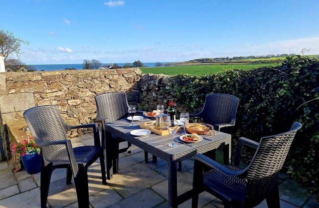 Mulberry Cottage - a cottage that sleeps 4 guests in 2 bedrooms