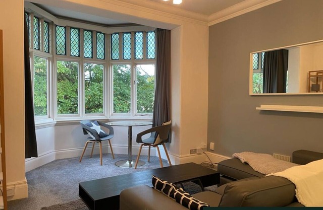 Mulberry House - Double Room with Private Car Park & Free Wi-Fi in Didsbury