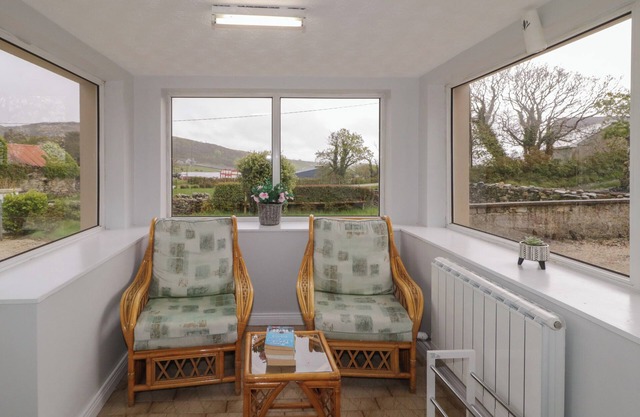 MULROY COTTAGE, family friendly, with open fire in Downings