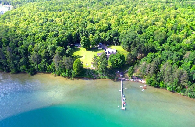 Retiro grupal de 32 acres en varios hogares en el prístino Sugar Lake