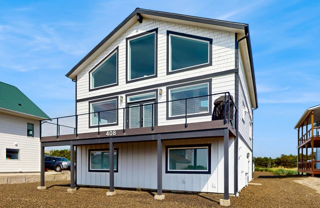 Multi-level home w/beautiful ocean & sunset view, close to State parks & beach