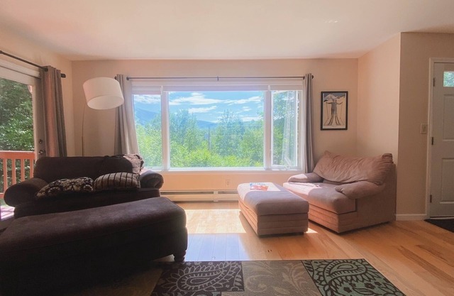 Multi-Level Stratton Retreat with family friendly amenities