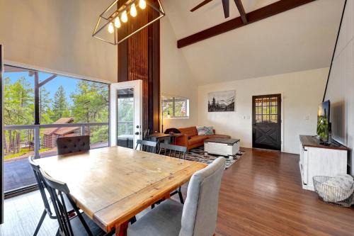 Munds Bella Vita Luxury cabin nestled in pines