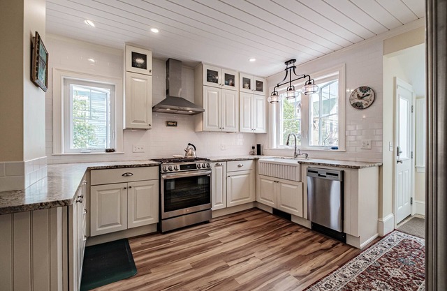 Munjoy Hill- Immaculately restored antique 1874 New Englander with private patio