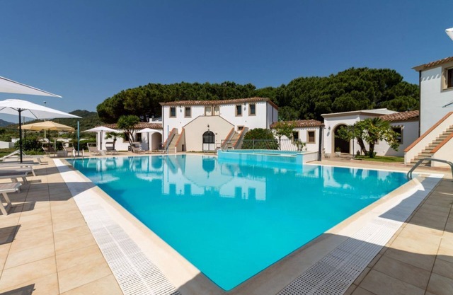 "Museddu Beach" First floor in residence with pool