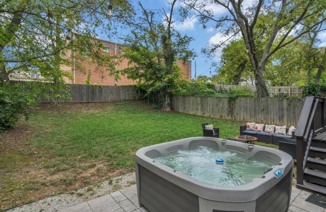Music City Hideout Walk to Broadway/Nissan Stadium 3BD/3BA HOT TUB, BBQ, PETS OK