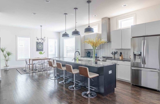 Music City Home with 5 Beds / 4 Bedrooms + Balcony