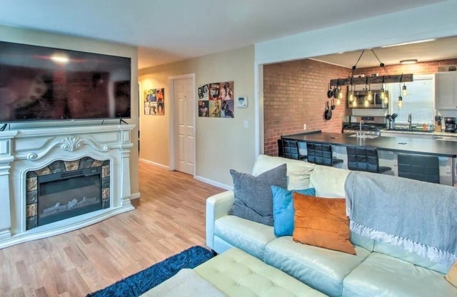 Music themed, walking distance to Westport and KU Med!!