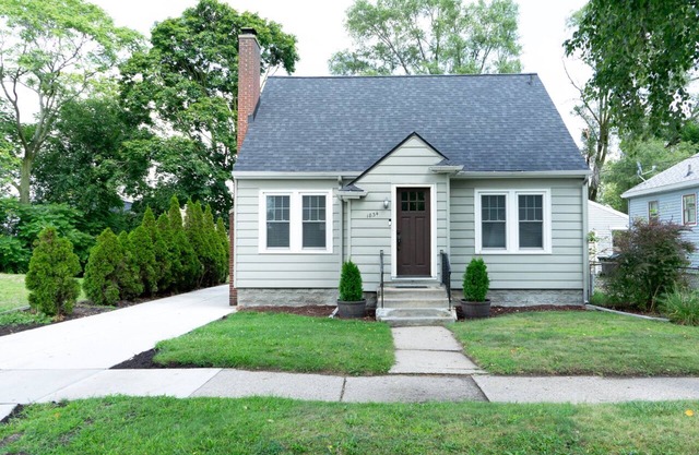 Muskegon Michigan Cozy Cottage 5 Min to Downtown 10 Min to beach