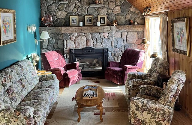 Muskoka 3 Bedroom Home Away From Home +1 bed 1 Bath -full Apartment Included