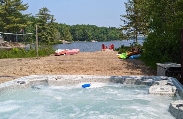 Muskoka 4 season Chalet: Beach Vball, Hot tub, Gourmet Cooking, more!
