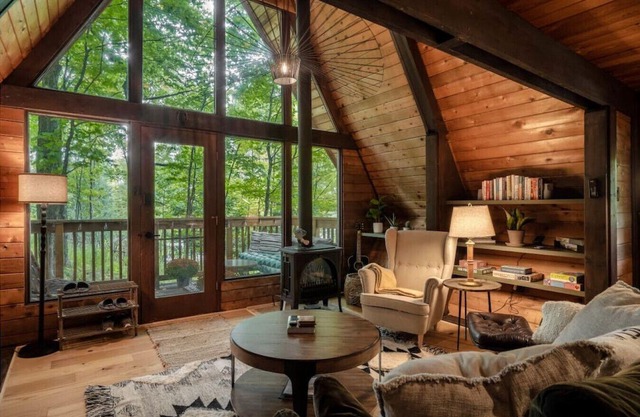 Muskoka A-Frame: Hot Tub, Pet Friendly, Near Beach