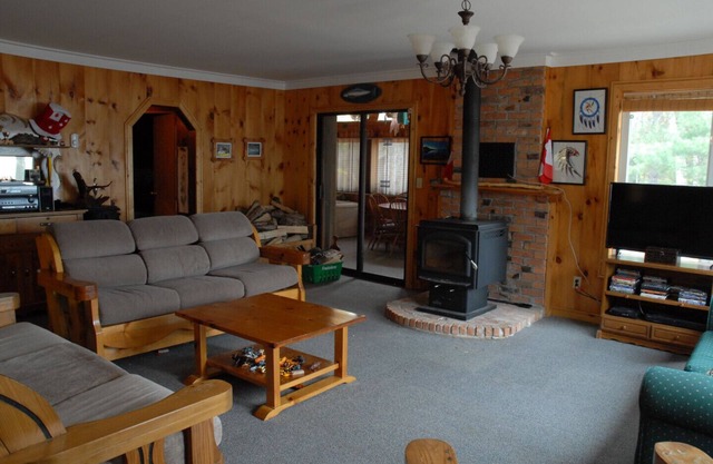 Muskoka Cottage con una playa de arena