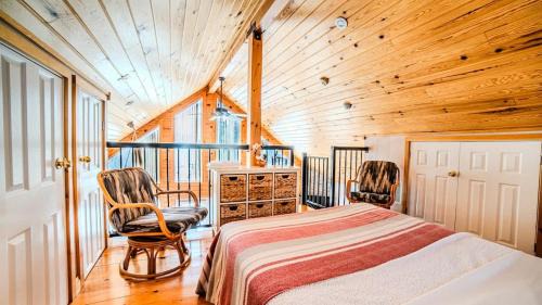 Muskoka Lakefront 3-bdrm Chalet #90