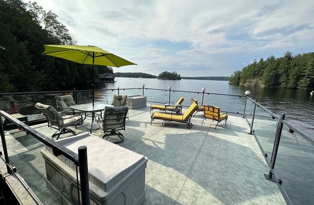 Muskoka lakefront cottage with gorgeous views on Lake Rosseau