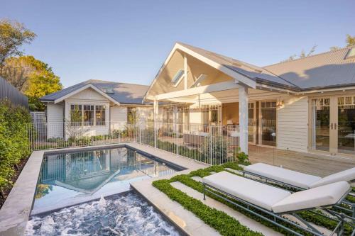 Muskoka Luxe Retreat with Pool Spa & Fire Pit