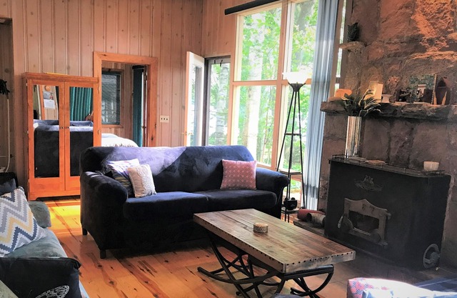 Muskoka Point Zen - Lake Beach HotTub Wifi Toys. SUMMER MINIMUM 3 Nights
