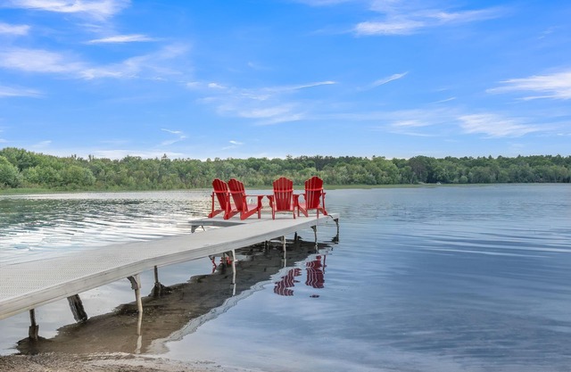 Muskoka Retreat-Sparrow L. Clean Reno'd CAC Sunsets Shallow sandy entry Sleeps 8