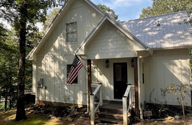 Must See at Lake Wedowee! Year-round deep water that comfortably sleeps 14-16.
