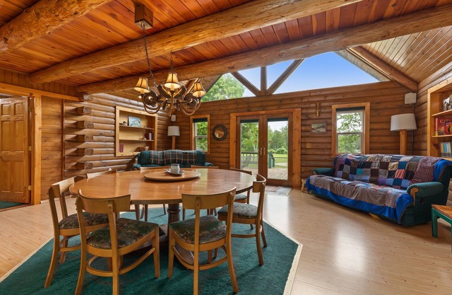MUST SEE! COZY LOG CABIN WITH SAUNA & HOT TUB!