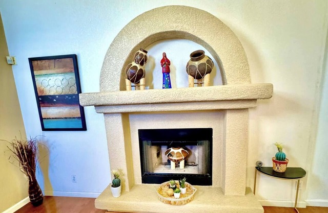 My Charming Home, Cozy, in the Heart of West Side