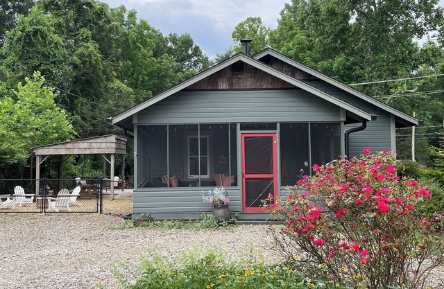 My Happy Place: Updated. Fenced Yard. Screened Porch. Fire Pit. Pet Friendly.