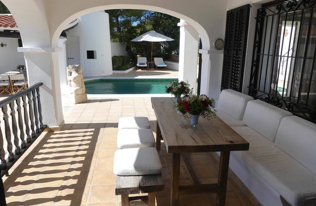 Villa Roxy, en Ibiza, con piscina, 4 habitaciones, tiene capacidad para 8 personas.