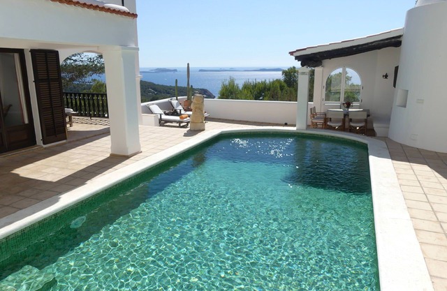 Villa en San Antonio con 4 habitaciones, capacidad 8