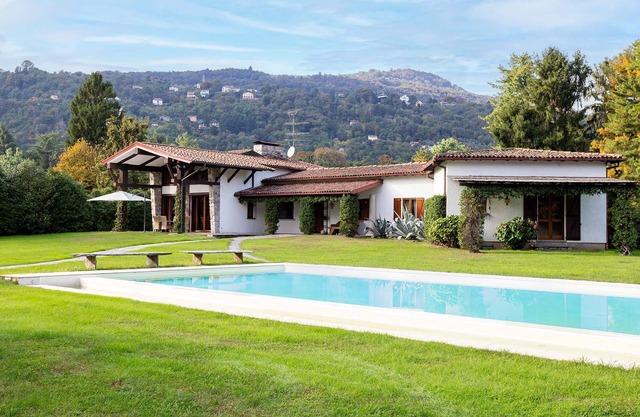 Villa en Lesa con 4 habitaciones, capacidad 8