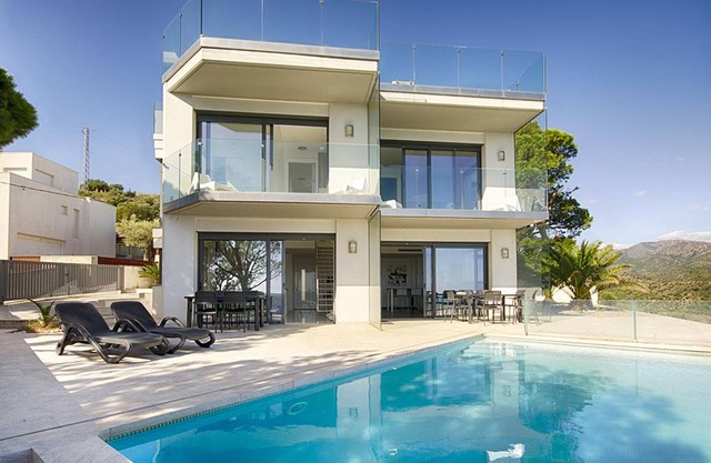 MYFENOLLEDA B - Preciosa casa en Grifeu con piscina compartida y parking
