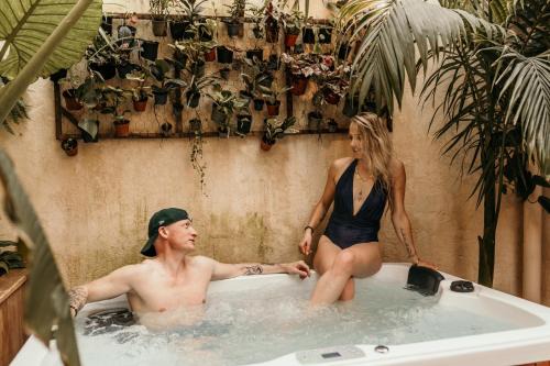 myinsolite - Cocon Tropical, jacuzzi, énigme