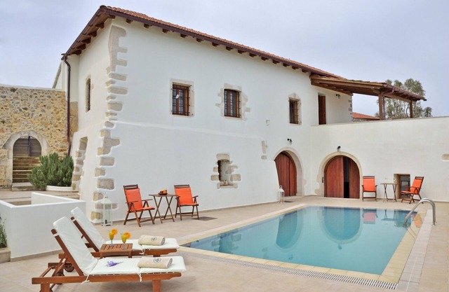 Bonito chalet con piscina al lado de todos los servicios en el pueblo de Kefalas