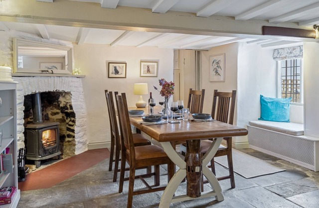 Myrtle Cottage - sleeps 4 guests in 2 bedrooms